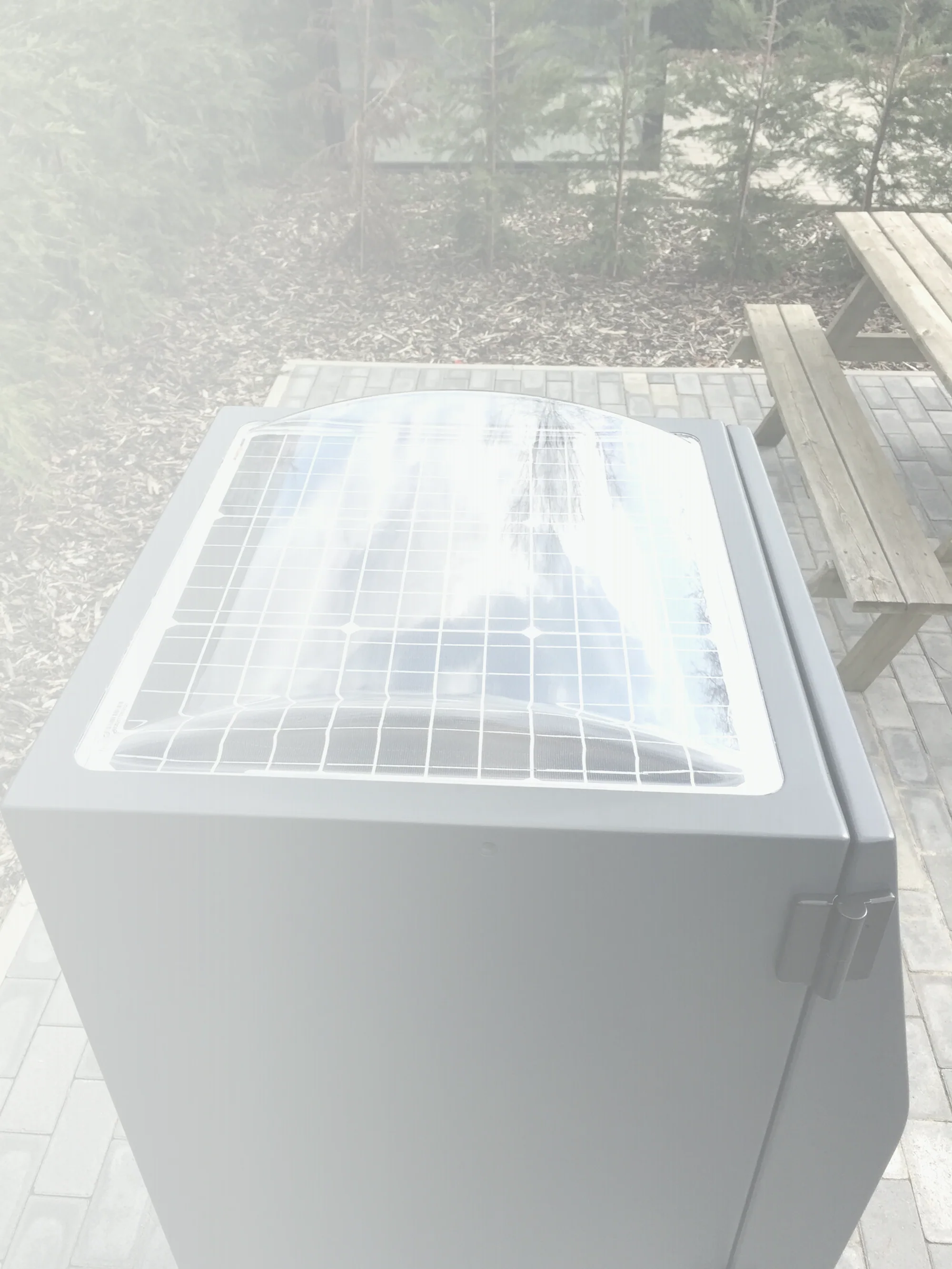 Primo piano del pannello solare sul coperchio di un cestino WasteMate