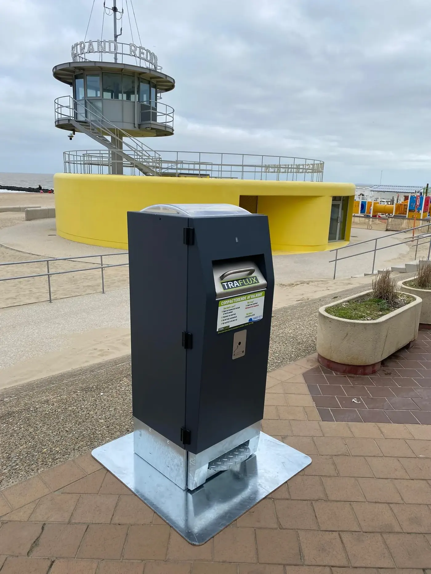 Contenedor WasteMate en un paseo de Knokke, Bélgica
