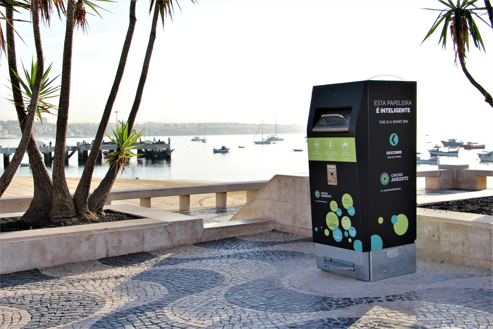 Contenedor WasteMate en un entorno playero en Portugal