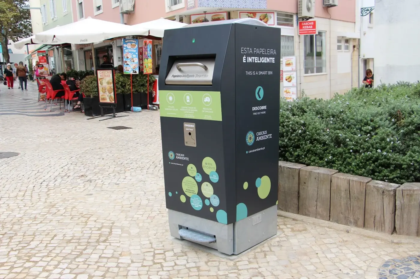 Contenedor WasteMate en zona comercial peatonal